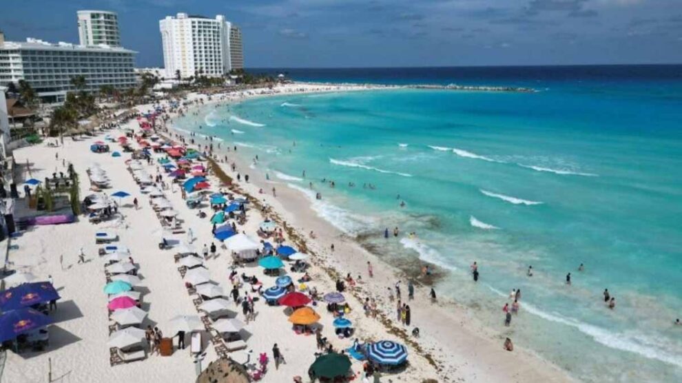Cancún turistas playa inversión turística