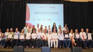 Mara Lezama entrega de reconocimientos