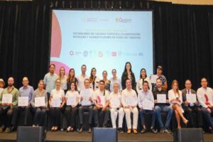 Mara Lezama entrega de reconocimientos