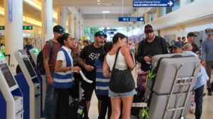turistas internacionales aeropuerto de Cancún