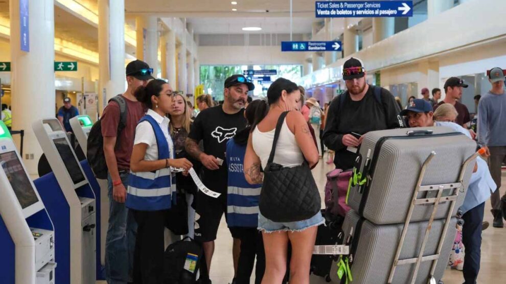 turistas internacionales aeropuerto de Cancún