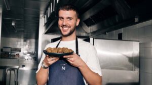 Novotel Alfie Steiner, creador de contenido gastronómico y embajador de la campaña.