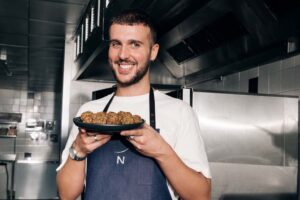Novotel Alfie Steiner, creador de contenido gastronómico y embajador de la campaña.